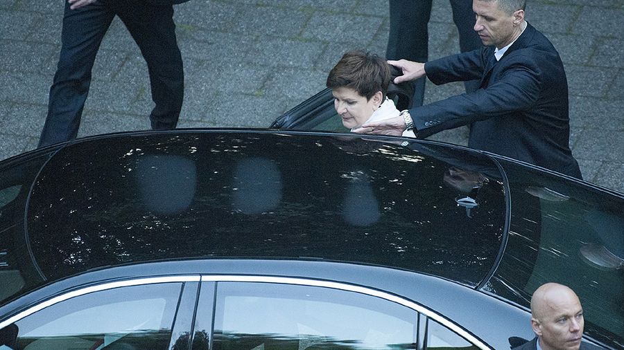 Beata Szydło w otoczeniu funkcjonariuszy BOR 
