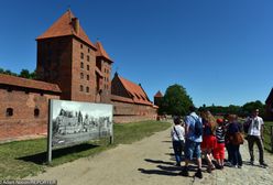 Malbork. Nastolatki napisały wulgaryzmy na murach zamku. Zatrzymała je straż miejska