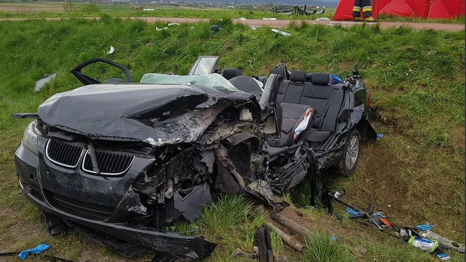Po czołowym zderzeniu w okolicy Lęborka, droga wojewódzka prowadząca nad morze, ma być zablokowana jeszcze przez kilkanaście godzin