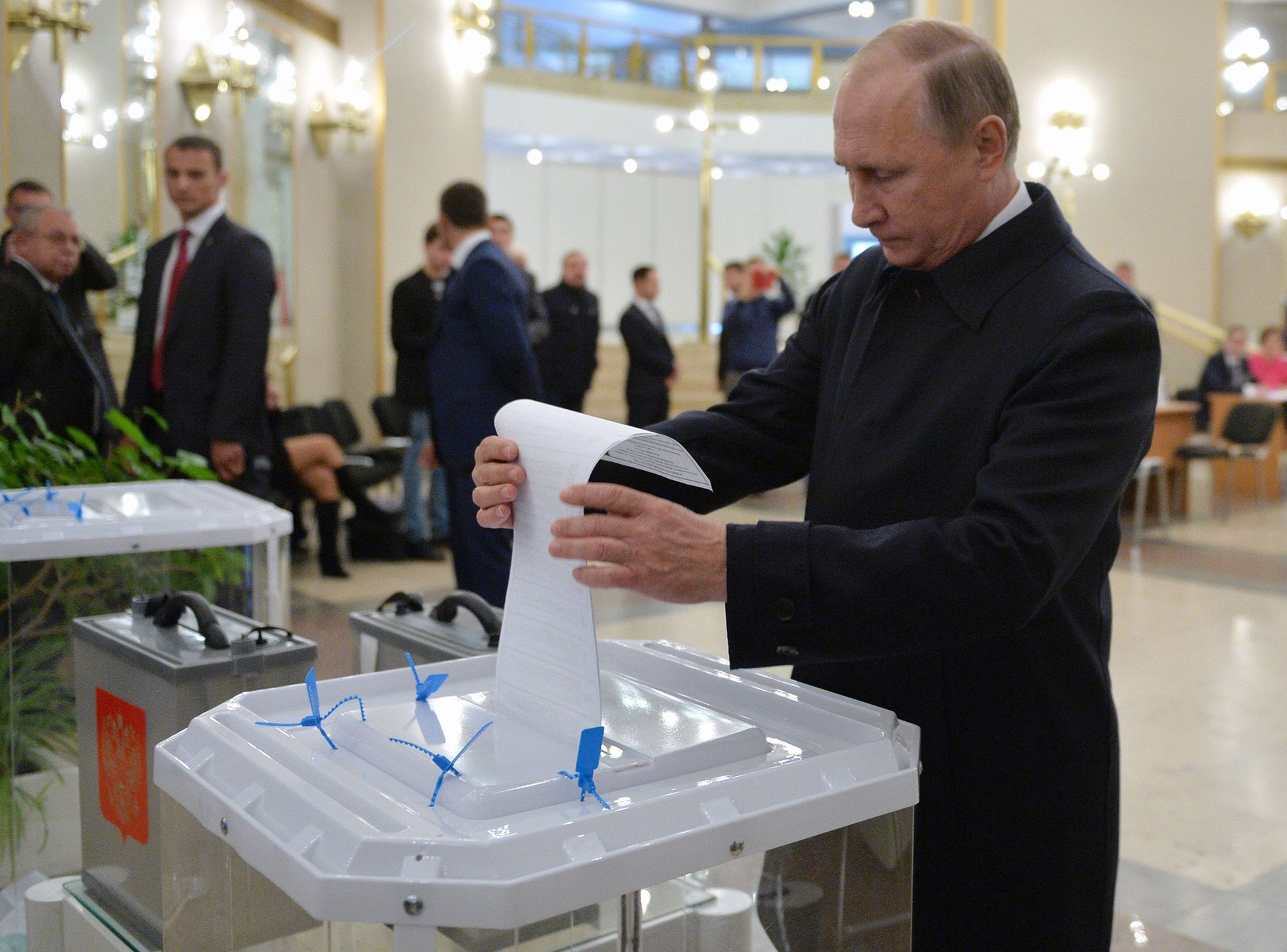 Władimir Putin ma wiele metod, by zapewnić sobie odpowiedni wynik w wyborach