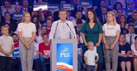 Kulisy kampanii PiS. Wiadomo, kto wciągnął rodzinę wiceprezesa banku do polityki