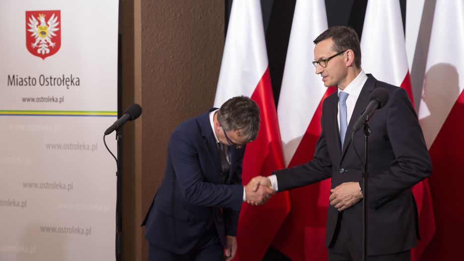 Po zmianie prezydenta (na fot. Janusz Kotowski podczas kampanii samorządowej z premierem) w Ostrołęce doszło do rewolucji.