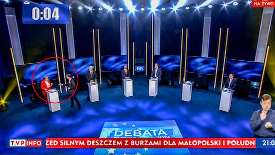 Krzysztof Bosak złamał zasady debaty i wręczył znaczek kandydatce PiS