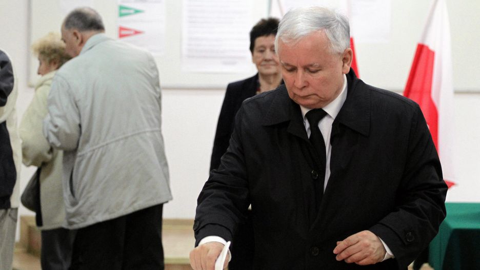 Jarosław Kaczyński głosuje w wyborach w 2015 roku.
