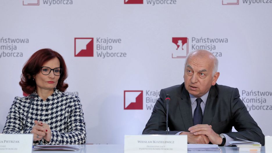 Wybory parlamentarne 2019. Przewodniczący Państwowej Komisji Wyborczej Wiesław Kozielewicz oraz sekretarz PKW Magdalena Pietrzak