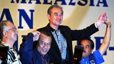 Premier A.Badawi świętuje zwycięstwo