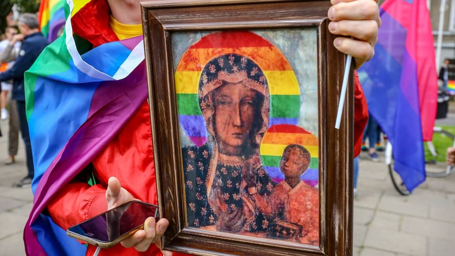 Wizerunek Matki Boskiej Częstochowskiej w tęczowych barwach