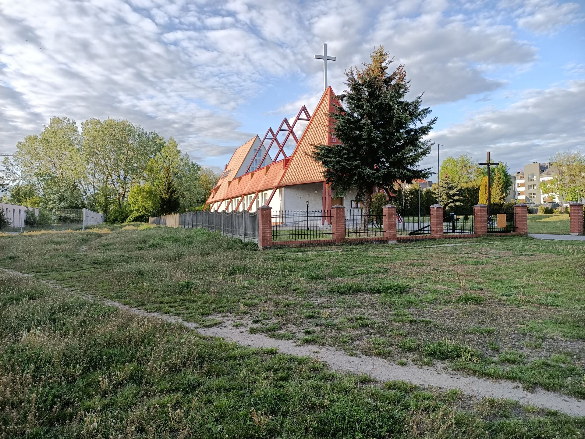Taniej, ale i bardziej nijako. Test OPPO Reno 3 14
