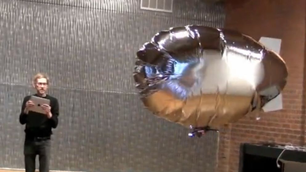 Mini-sterowiec kierowany iPadem, czyli czego się nie robi na imprezę [wideo] 1