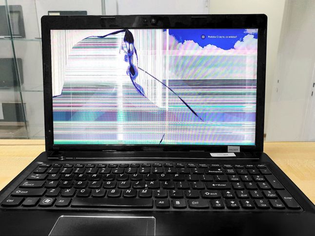 Uszkodzenia na ekranie laptopa 