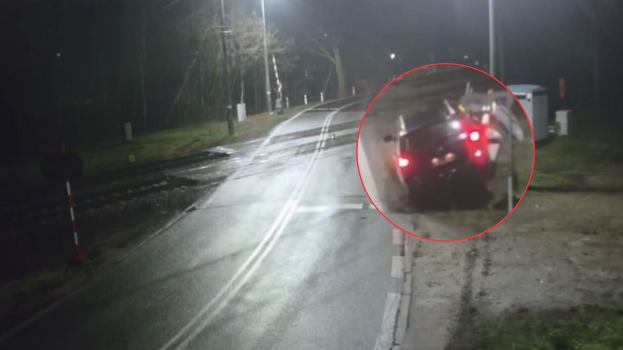 Kierowca wbił się w rogatki. Mocne nagranie z przejazdu kolejowego na Mazowszu