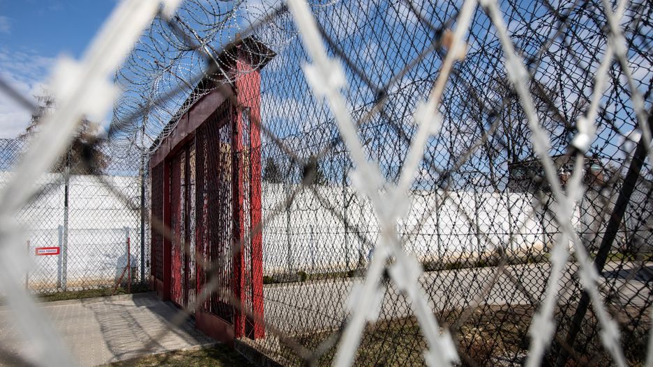 Studia KUL w Areszcie Sledczym w Lublinie
12.04.2022 Lublin , Areszt Sledczy . Podpisanie umowy Sluzby Wieziennej z Katolickim Uniwersytetem Lubelskim na prowadzenie studiow dziennych dla osadzonych .
Fot. Jakub Orzechowski / Agencja Wyborcza.pl
Fot. Jakub Orzechowski / Agencja Wyborcza.pl
areszt sledczy w lublinie, areszt, wiezienie, sluzba wiezienna, studia, studia kul, kul, katolicki uniwersytet lubelski, otwarcie, podpisanie umowy, umowa, sw, krata, kraty, wolnosc, drut kolczasty, plot, ogrodzenie, /FR/, agx, zyletkowy, druty, kolczaste, zyletkowe, zasieki, ilustracja