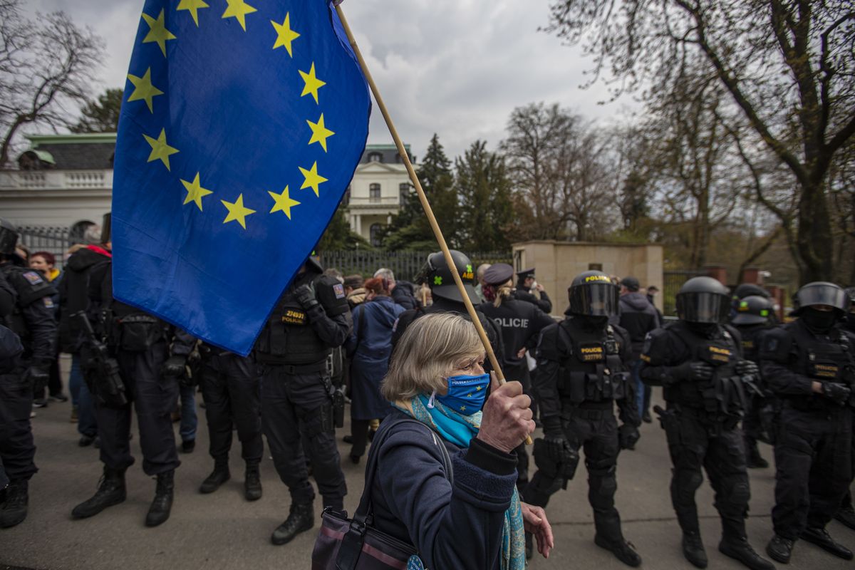 Protest przed ambasadą Rosji w Pradze. "Putin jest mordercą"