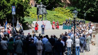 Pomnik króla Przemysława II stanął przed Zamkiem Królewskim w Poznaniu. Czekano na to 13 lat