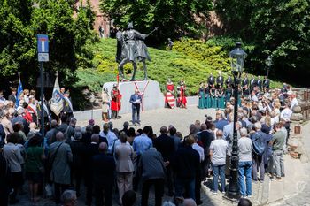 Pomnik króla Przemysława II stanął przed Zamkiem Królewskim w Poznaniu. Czekano na to 13 lat