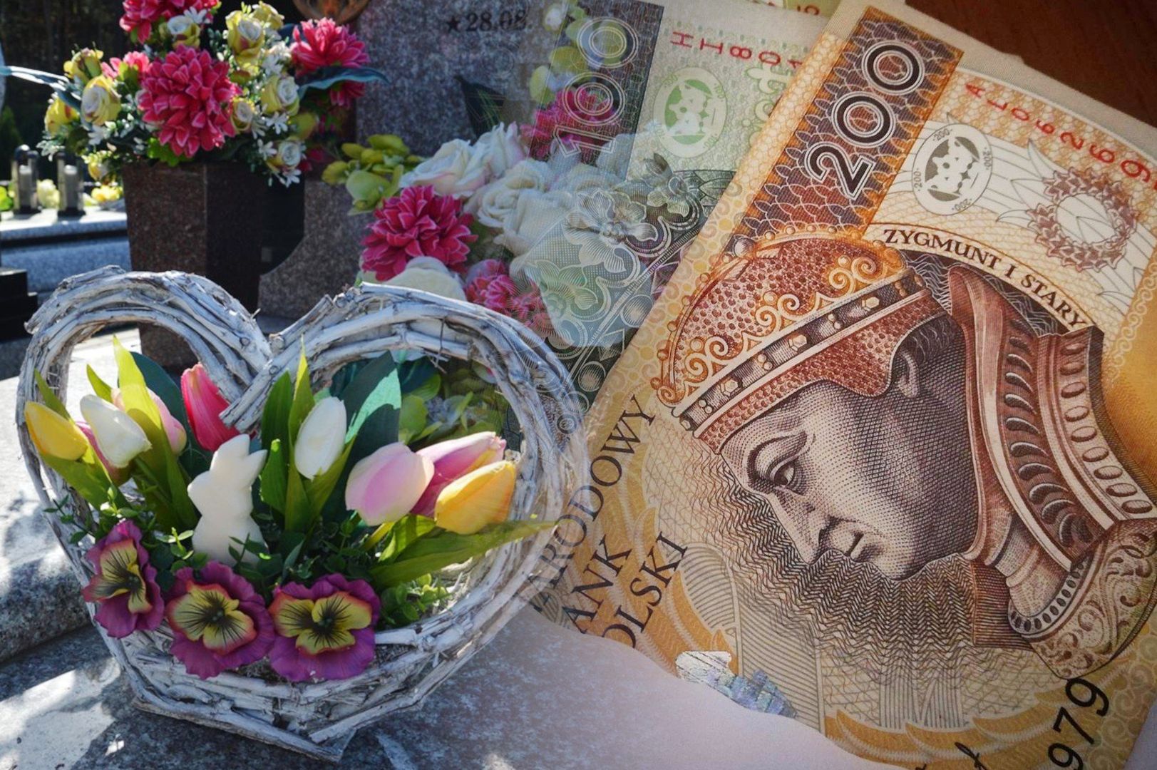 Emerytura po śmierci - kiedy rodzina może ją zatrzymać, a kiedy musi oddać? Przykłady z ZUS