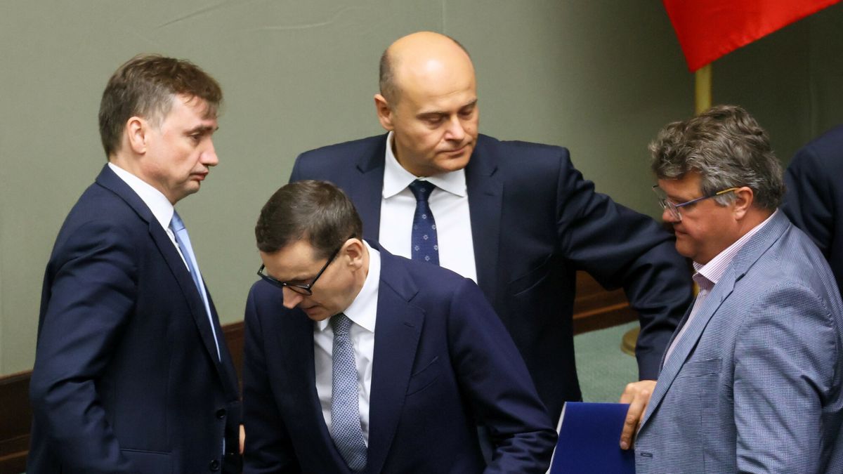 NIK składa zawiadomienie do prokuratury. Na liście czołowi politycy PiS. Na zdjęciu m.in. ówczesny minister Zbigniew Ziobro i premier Mateusz Morawiecki