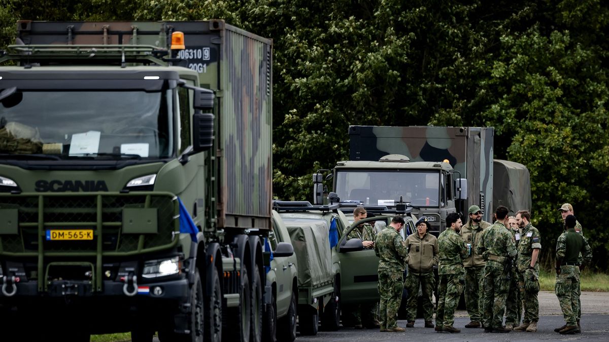 Holenderscy żołnierze w drodze na ćwiczenia 