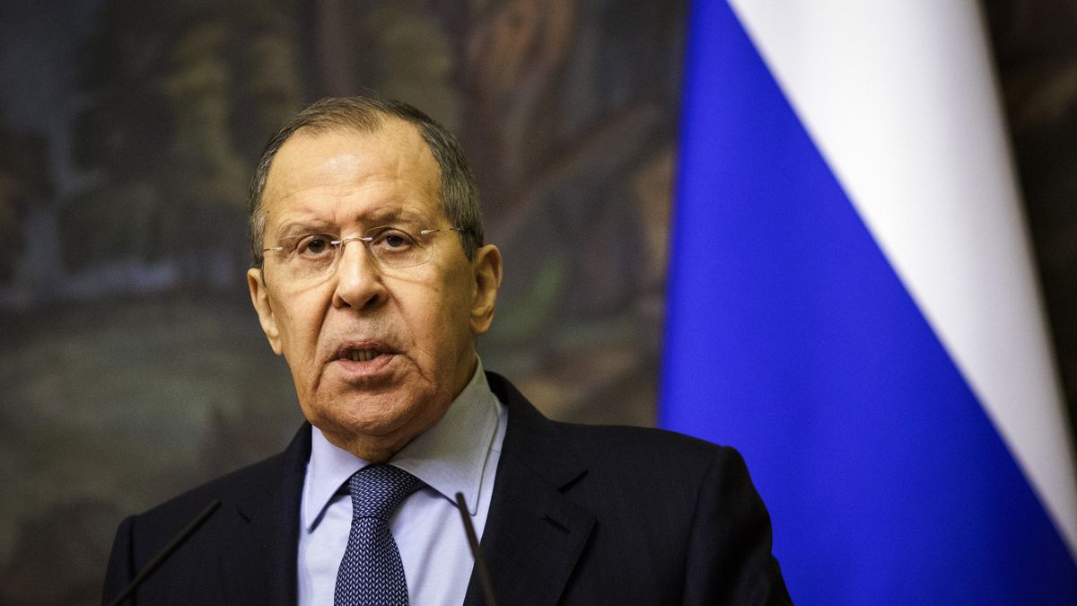 Na zdjęciu Siergiej Ławrow na konferencji prasowej. W tle rosyjska flaga