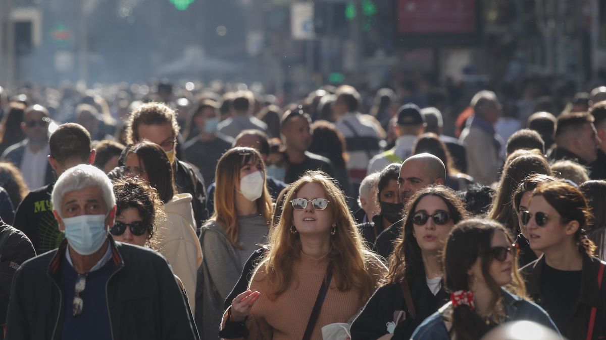 Wejście w nową fazę oznacza stopniowe odchodzenie od wymogu maseczek i dystansu społecznego. Na zdjęciu: tłum ludzi na ulicach Neapolu.