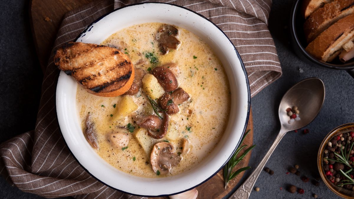 W Polsce bardzo często zabielamy zupę grzybową śmietaną