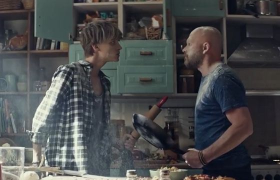 Pomysł na kuchenny ścisk w reklamie Castoramy (wideo)