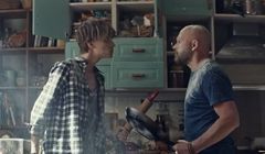 Pomysł na kuchenny ścisk w reklamie Castoramy (wideo)