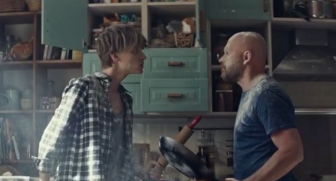 Pomysł na kuchenny ścisk w reklamie Castoramy (wideo)