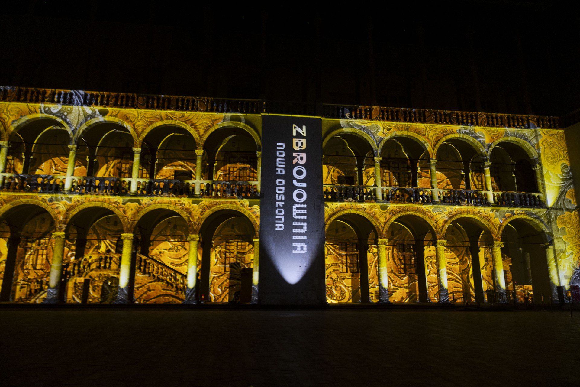 29.11.2025 KRAKOW WAWEL ZAMEK DZIEDZINIEC ARKADOWY MAPPING NOWA ZBROJOWNIA WIDEO FOT. WOJCIECH MATUSIK / POLSKAPRESS