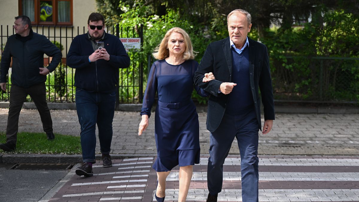 Donald Tusk, Małgorzata Tusk
Sopot, 18.05.2025. Wybory prezydenta RP - I tura. Premier Donald Tusk (P) z żoną Małgorzatą w drodze do lokalu wyborczego w Sopocie, 18 bm. Trwa głosowanie w I turze wyborów prezydenta RP. Do jego zakończenia obowiązuje cisza wyborcza. (mr) PAP/Marcin Gadomski
Marcin Gadomski
głos, głosować, głosowanie, I tura, lokal wyborczy, polityk, polityka, prezydenta rp, wybory prezydenckie