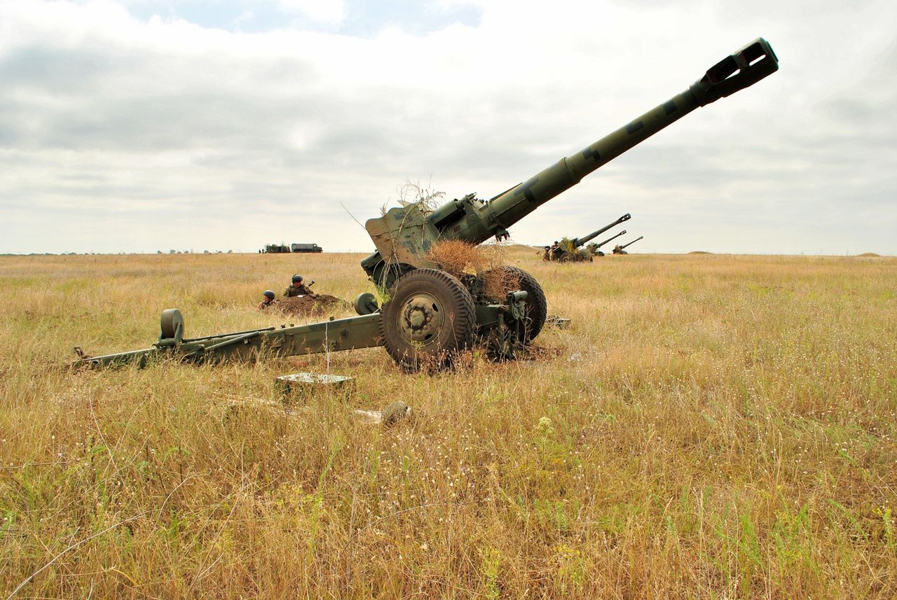 Ukrainian volunteers craft impeccable D-20 howitzer decoy to outsmart Russian forces