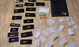 Zamawiali drogie smartfony na potęgę. Wpadli z setkami fałszywych dowodów