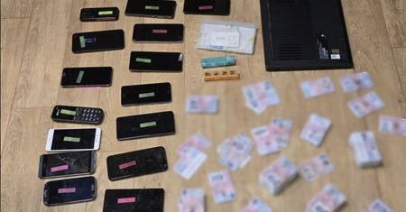 Zamawiali drogie smartfony na potęgę. Wpadli z setkami fałszywych dowodów