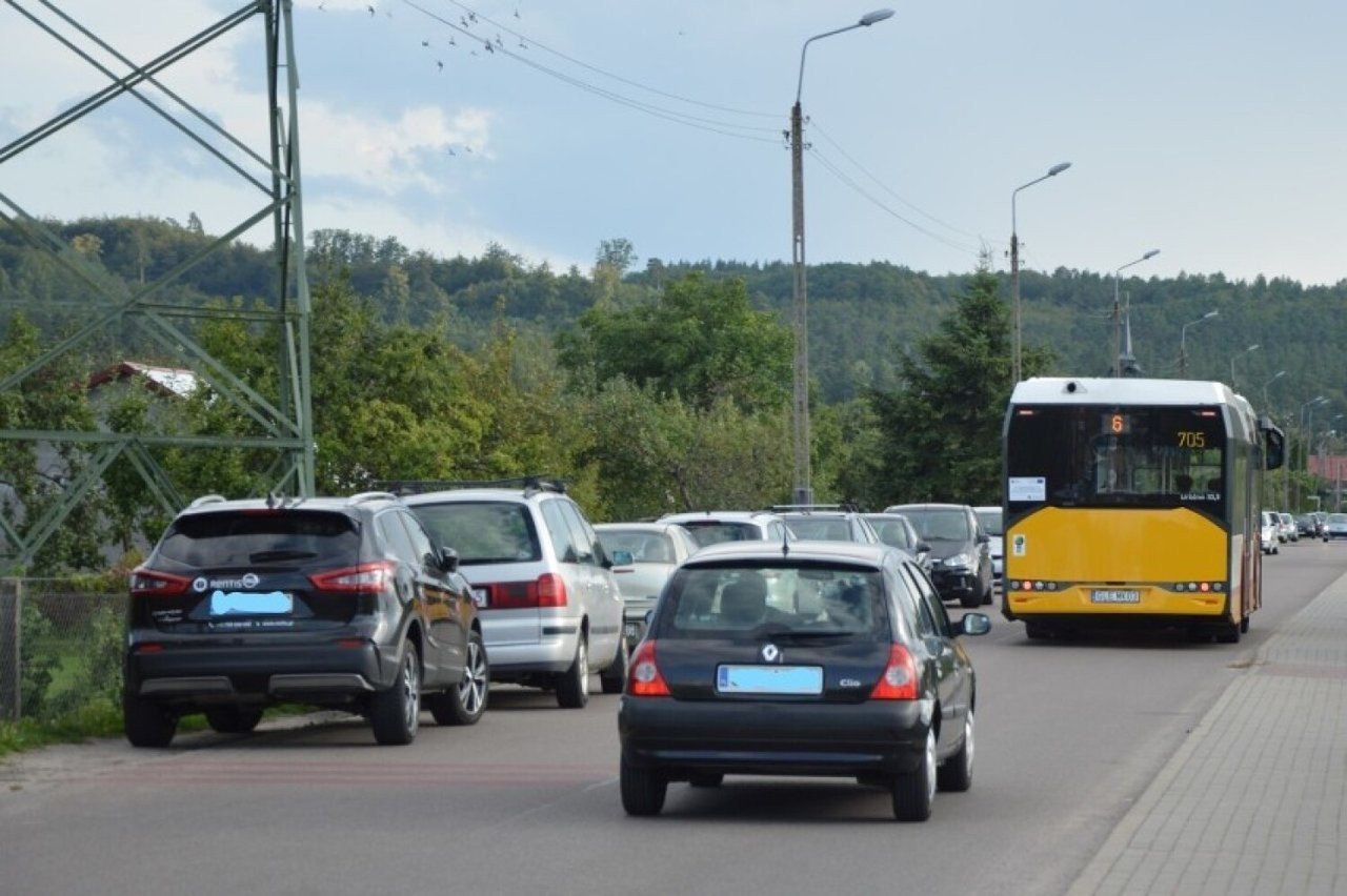 Lębork: Problem na ul. Chłopskiej zniknie. Powstają miejsca parkingowe
