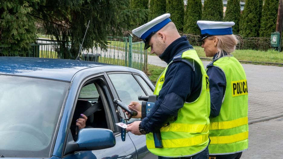 Ruszy?a akcja lubuskiej policji na DK12
Fot. NewsLubuski/East News, Zagan, 24.03.2023. Na drodze krajowej nr 12 w wojewodztwie lubuskim ruszyla wielka akcja policji. Mundurowi masowo kontroluja predkosc pojazdow oraz sprawdzaja sytuacje przy pomocy drona. W ruch poszly laserowe mierniki predkosci i radiowozy z wideorejestratorem. To poklosie ostatnich smiertelnych wypadkow na krajowce.
NewsLubuski