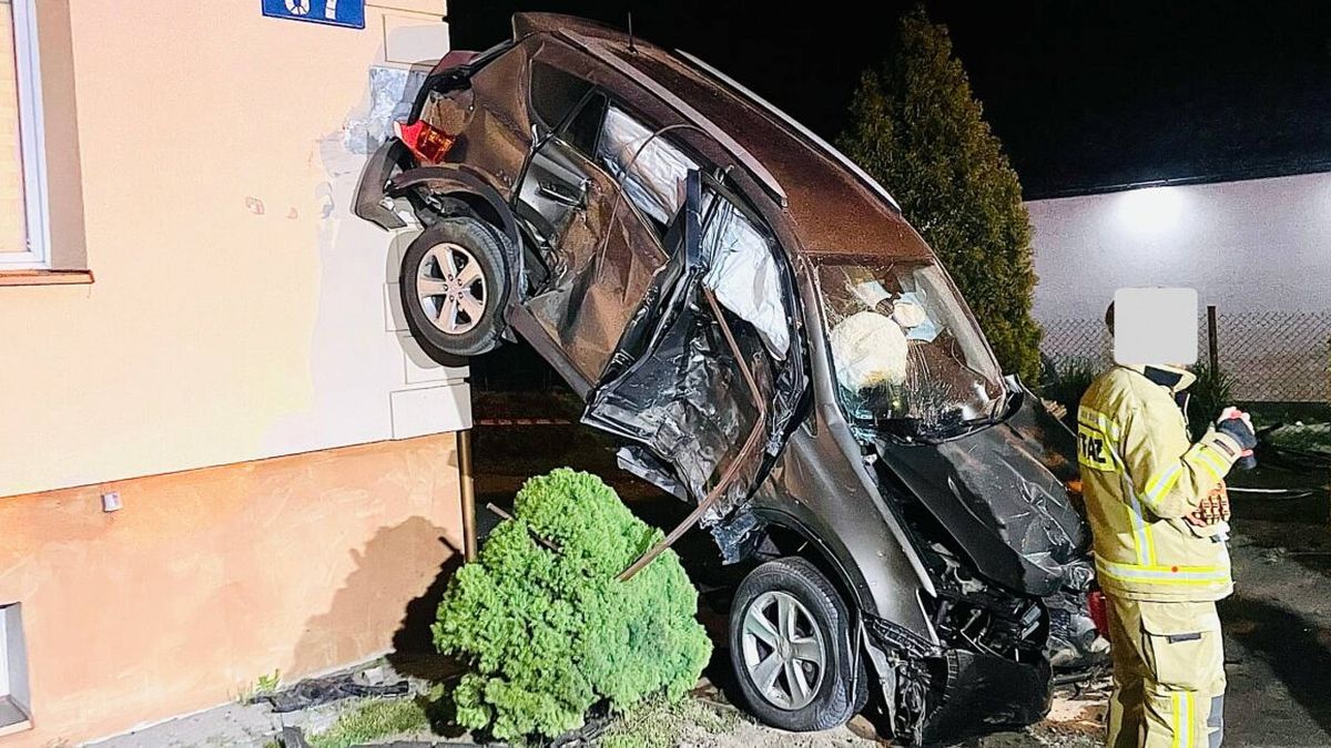 Samochód wjechał na posesję i zatrzymał się na elewacji