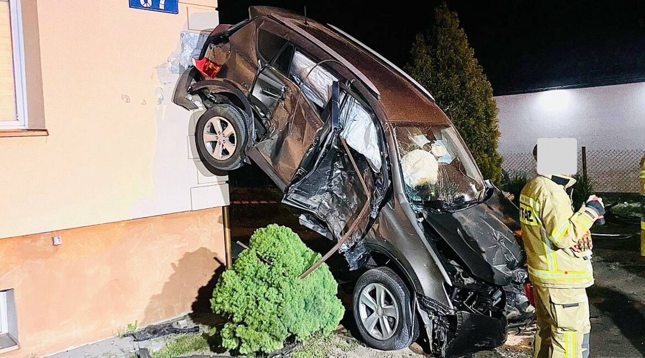 Rozpędzona toyota wypadła z drogi. Auto zawisło na elewacji domu