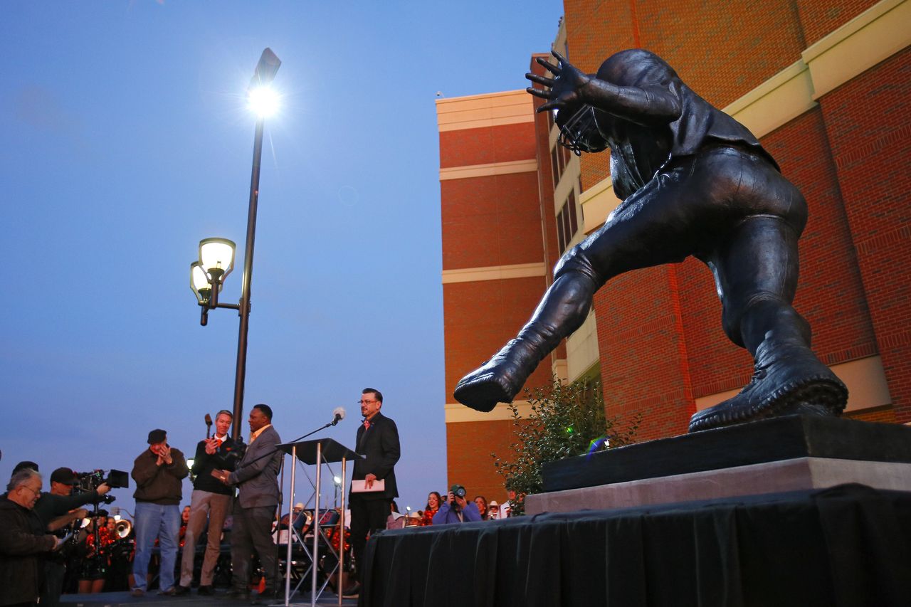 Detroit Lions in Legal Battle Over Barry Sanders Statue