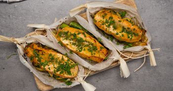 Zrób łososia ze szparagami w ten sposób. Cała rodzina będzie zajadać ze smakiem