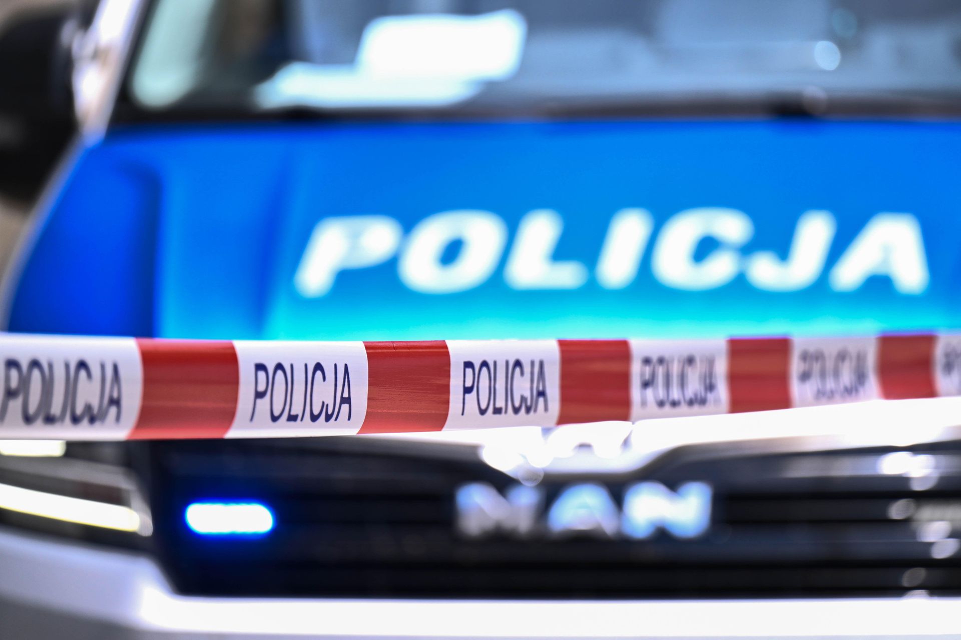 Międzyzdroje w szoku: Nadpalone zwłoki mężczyzny przy promenadzie – policja milczy