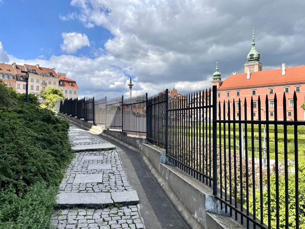 Z ogrodów rozpościerają się piękne widoki