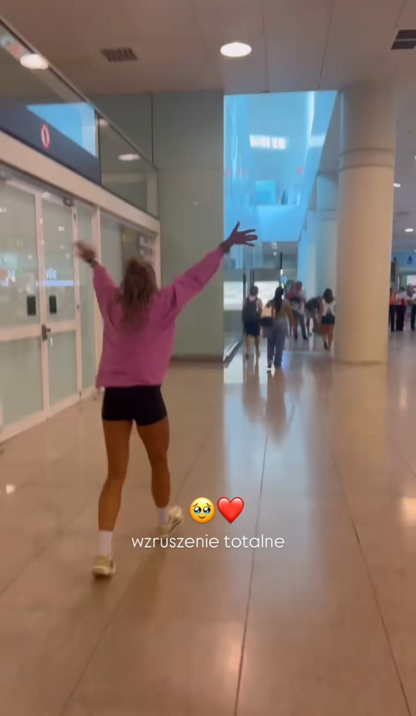 Córki powitały Annę Lewandowską na lotnisku