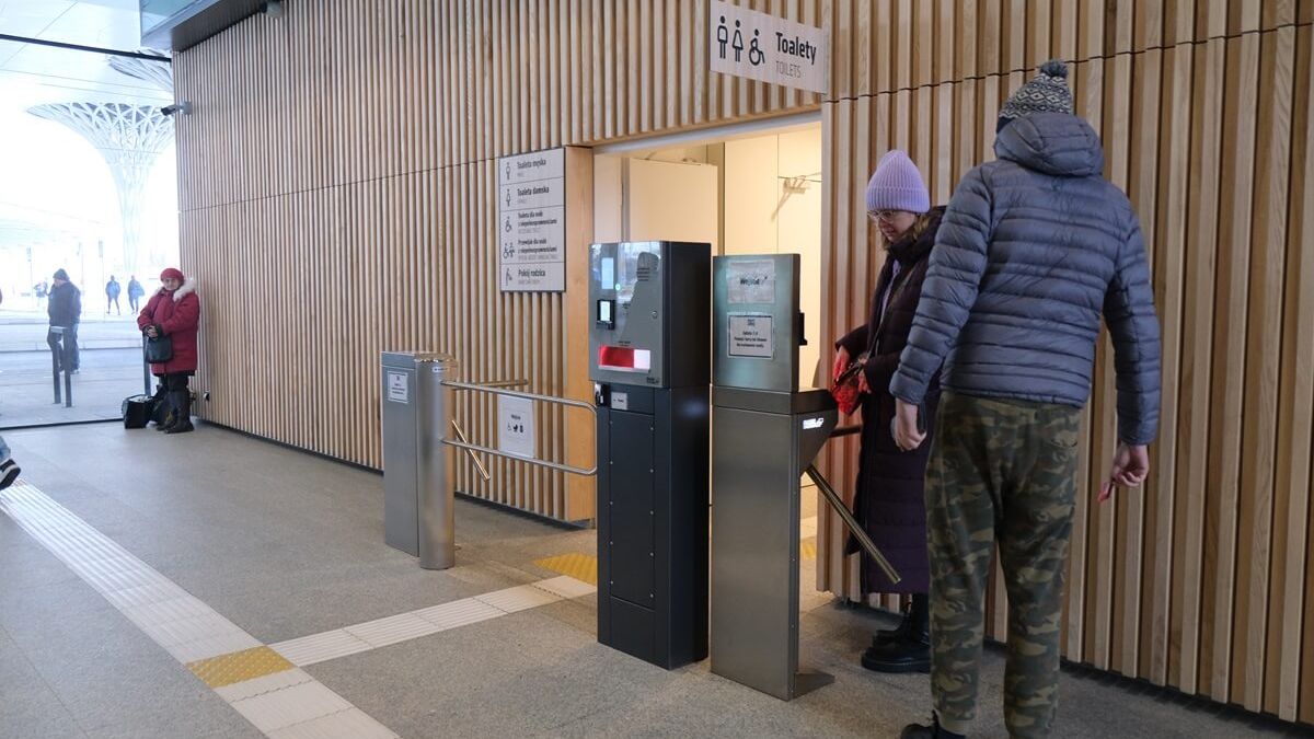 Pasażerowie płacący za możliwość skorzystania z toalety na Dworcu Lublin