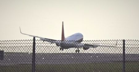 Chwile grozy na pokładzie samolotu Jet2. Pilot walczy z orkanem Malik