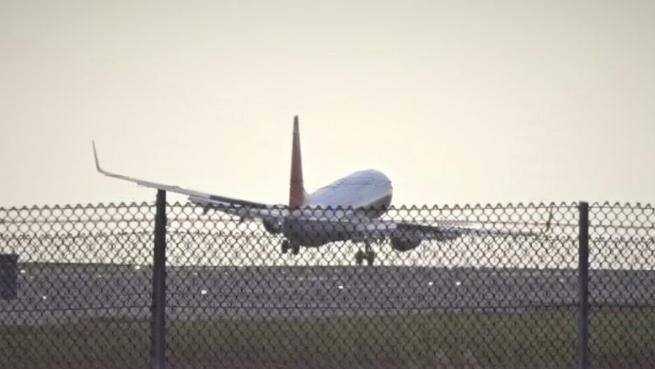 Pilot boeinga 737 linii Jet2 zmagał się z wiatrem. Burza Malik spowodowała, że musiał zrezygnować z lądowania w Menchesterze i szukac innego, spokojniejszego miejsca (Twitter)