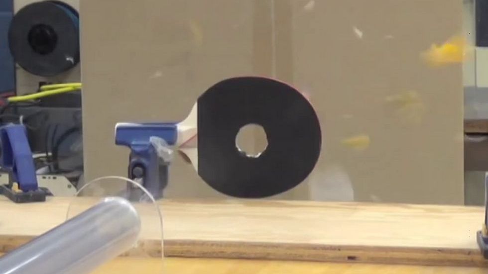 Piłeczka pingpongowa rozpędzona do 1,23 Macha. Lepiej jej nie odbijać! 1