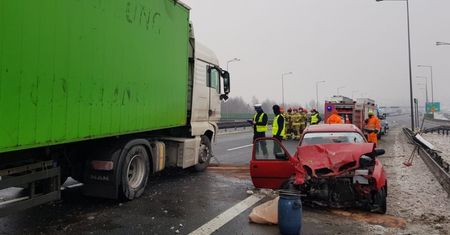 Śląskie. Nissan zniszczony na S-52 w Bielsku-Białej. Kierowca pożałuje