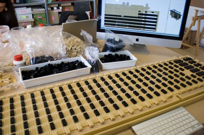 Stół z 25 000 klocków LEGO 2