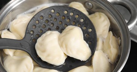 Absolutnie nie dodawaj do ciasta na pierogi. Będzie twarde jak podeszwa i gumowate
