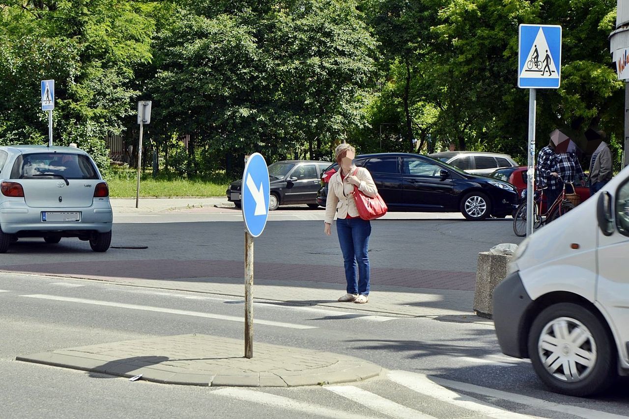 Ustępować czy jechać? Wysepka wszystko zmienia